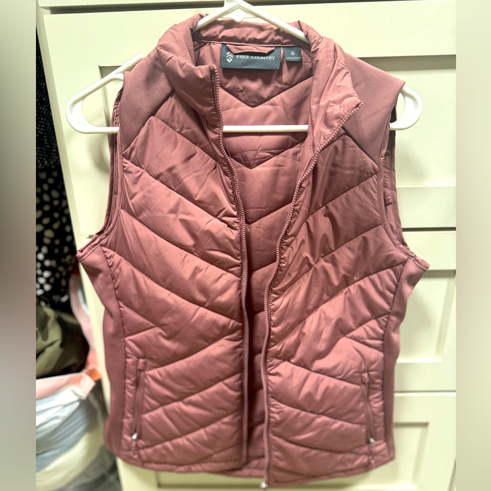 Women’s free country pink vest. Size small.